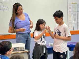 Farmacêuticos voluntários da seccional de Araraquara apresentaram palestra sobre produção de medicamentos e vacinas para aluno do 4º ano do Colégio Anglo de São Carlos